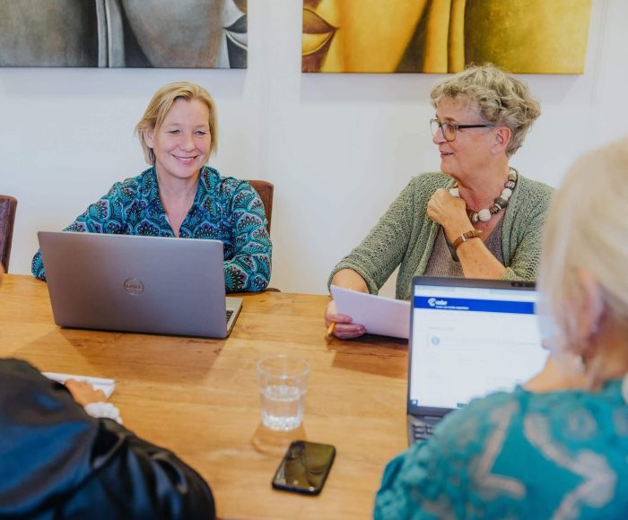 bespreken kinderopvang detachering aan tafel